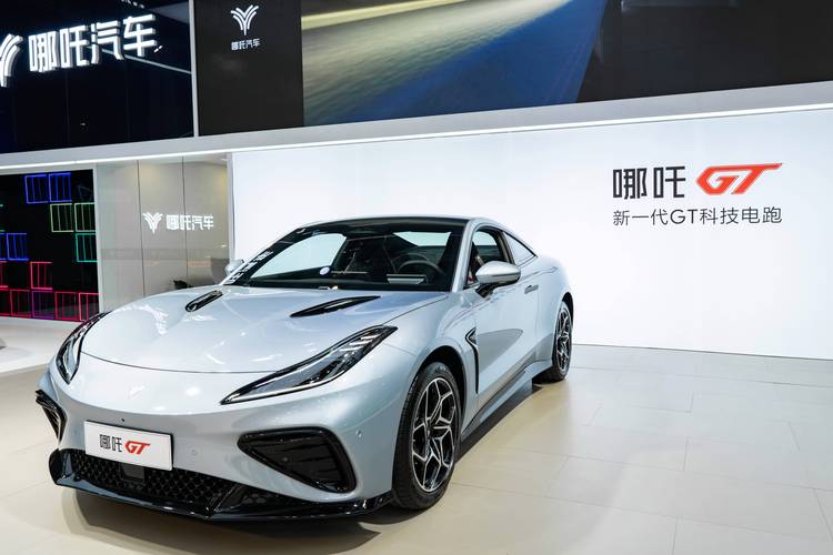 成都311哪吒汽车在智能汽车领域的表现，领途汽车在新能源汽车市场中的影响力